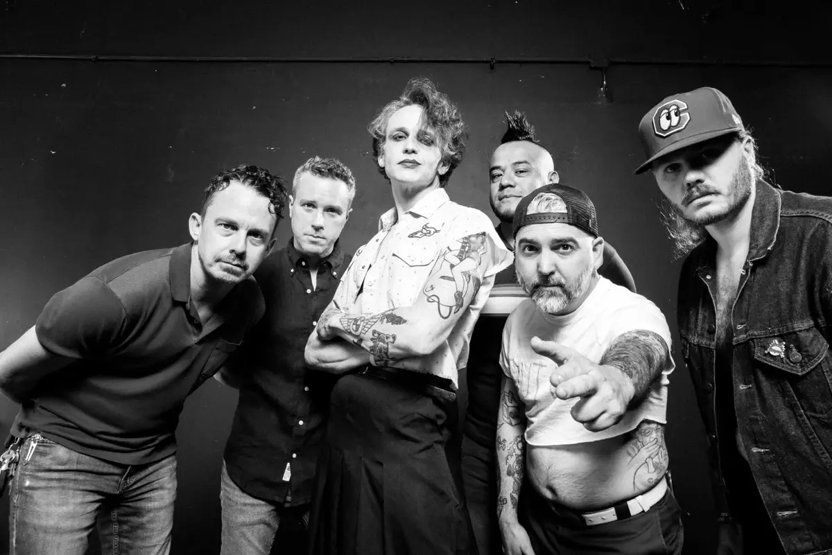 Vandoliers w/ special guest Travis Roberts